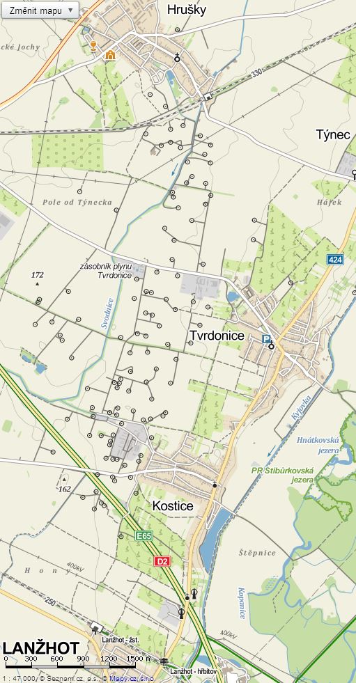 Figure 8  Vrty (kroužky s tečkou) na ložisku u Tvrdonic, j. Morava. Stejná oblast jako na předcházejícím satelitním snímku. Zdroj mapy.cz.